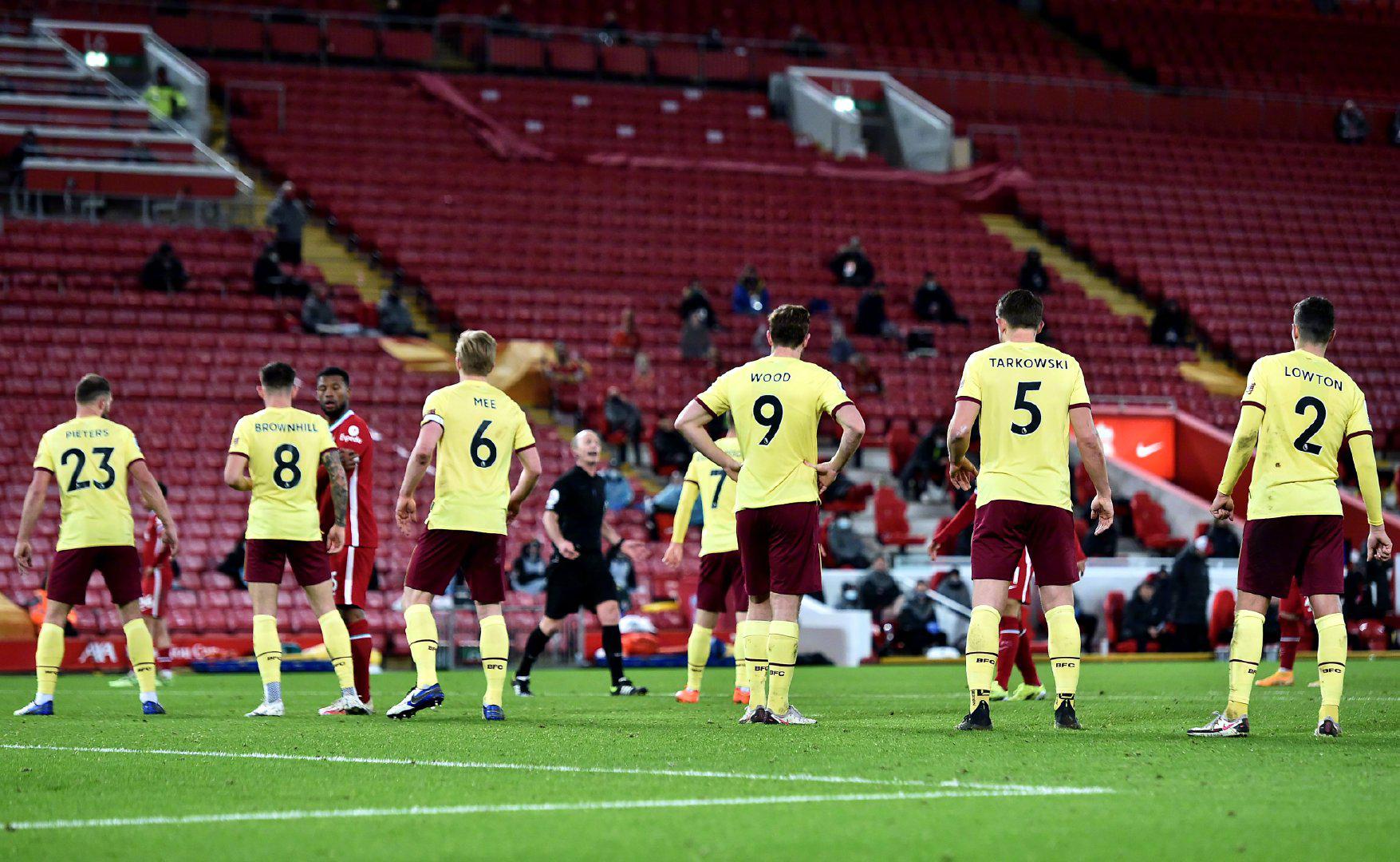 员在场上展 员在场上展